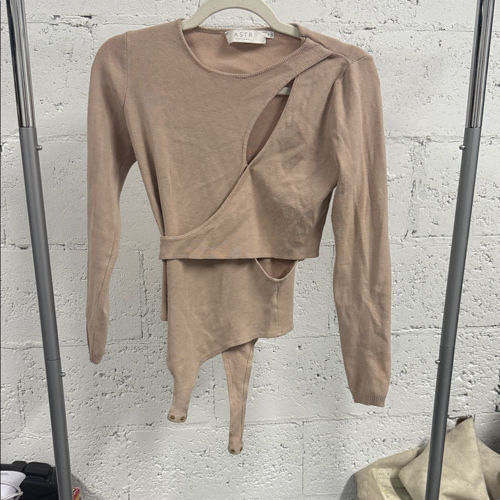 ASTR Beige Knit Body Suit - Long Sleeve - LIKE NEW - Size Small - Criss Cross